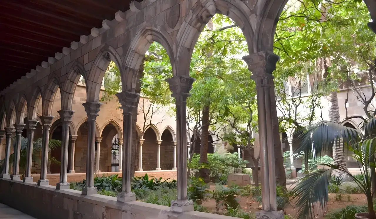 Arcadas de piedra y vegetaci&oacute;n exuberante, un rinc&oacute;n tranquilo que evoca los secret places de Barcelona.