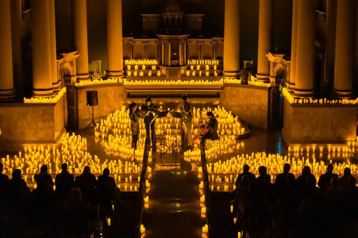 Un concierto de música clásica bajo la luz de miles de velas en Zaragoza.