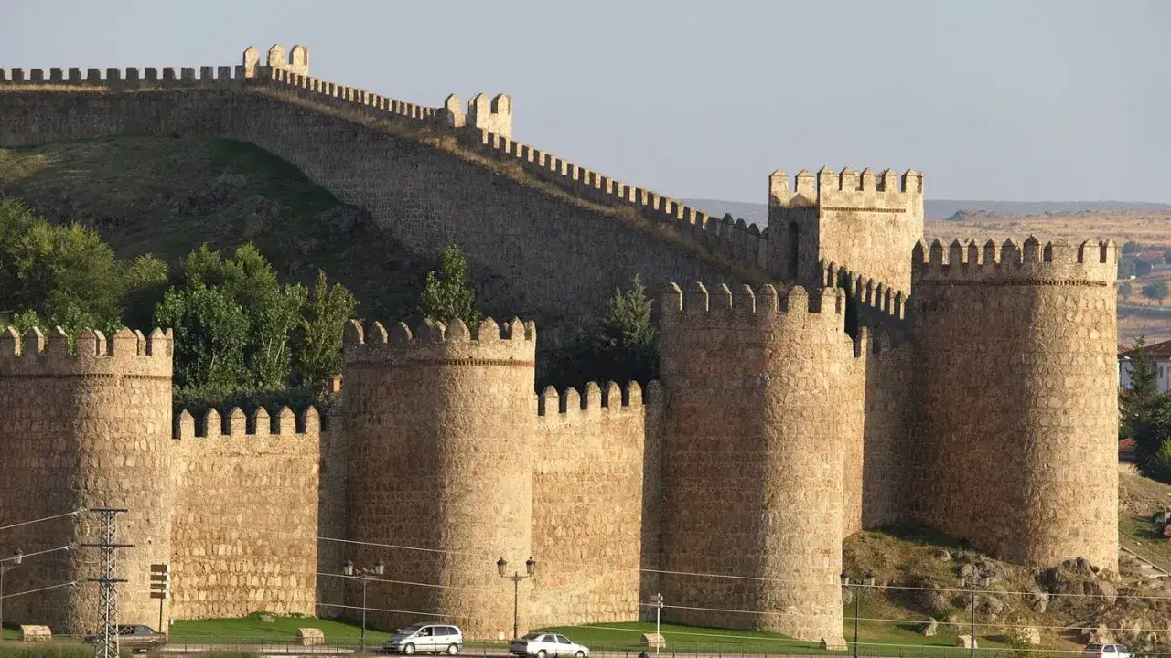Murallas de Ávila, uno de los monumentos de España más impresionantes. Torres y almenas de piedra se alzan contra el cielo.