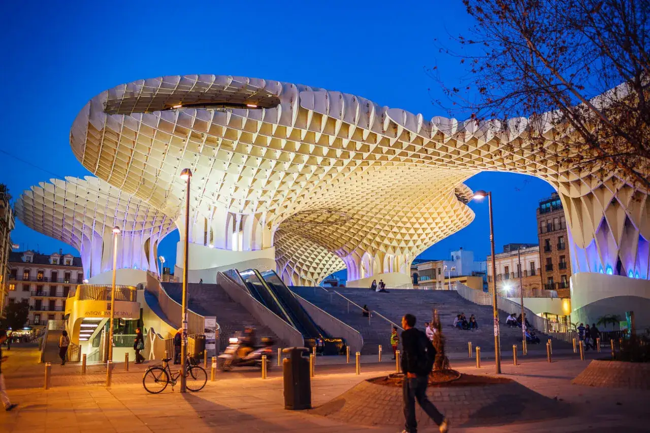 Las Setas de Sevilla, una maravilla arquitectónica, son una de las cosas que ver en Sevilla. Iluminadas de noche, invitan a pasear.