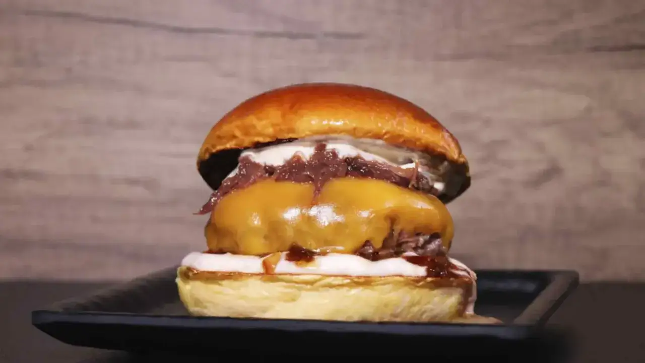 Jugosa hamburguesa con queso fundido y cebolla caramelizada, ¡una de las mejores hamburguesas de Zaragoza!