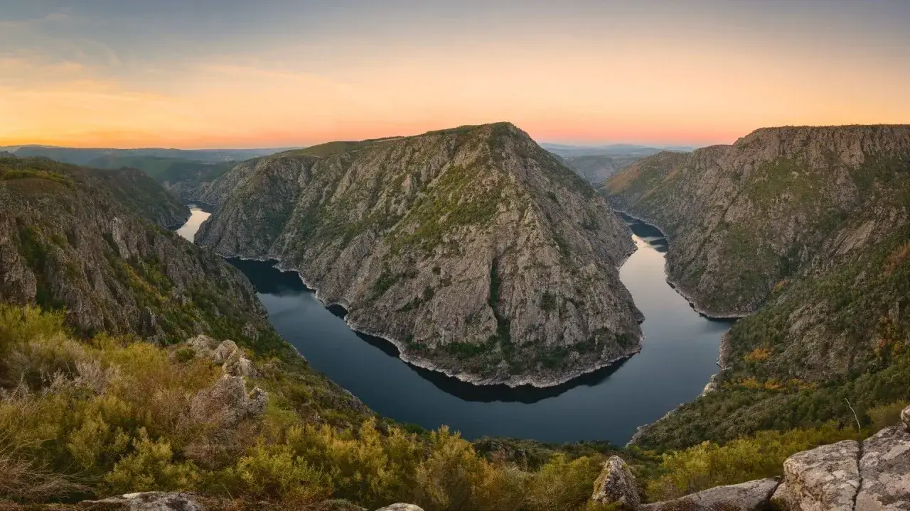 Majestuoso cañón fluvial al atardecer, un paisaje impresionante de los destinos Galicia.