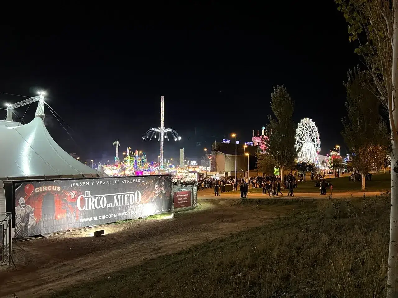 Noche de atracciones y sustos en el circo del terror Zaragoza. Luces, gente y un ambiente festivo con un toque espeluznante.