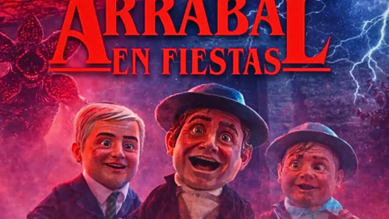 Tres niños con sombreros y trajes, con un monstruo al fondo, celebran las fiestas arrabal.