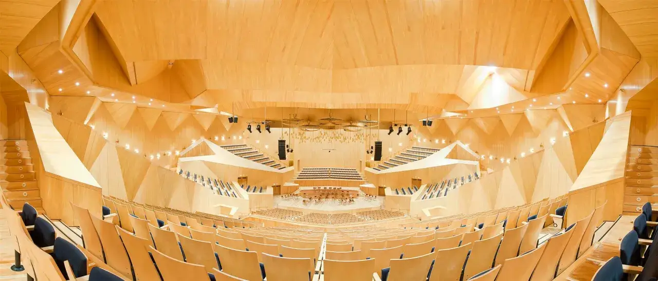Auditorio moderno de madera, listo para una representación de Carmina Burana en Zaragoza.