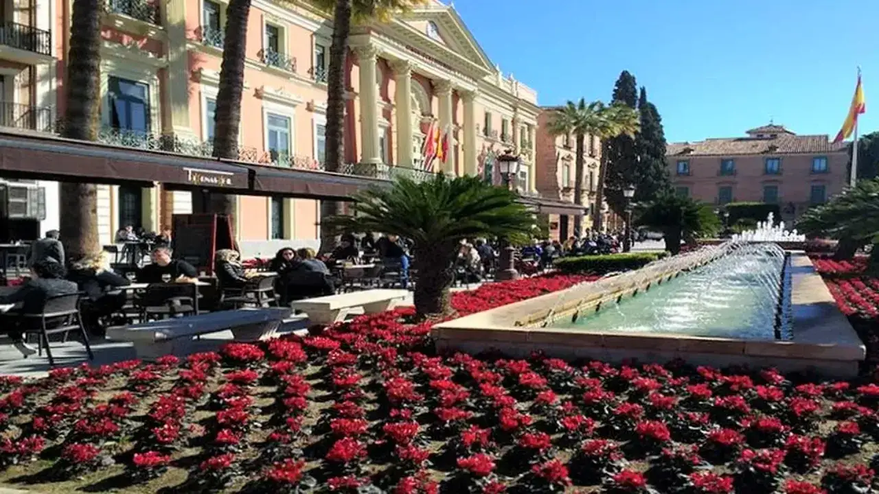 Un paseo por Murcia: fuentes, flores rojas y terrazas animadas. Ideal para saber qué ver en Murcia y alrededores.