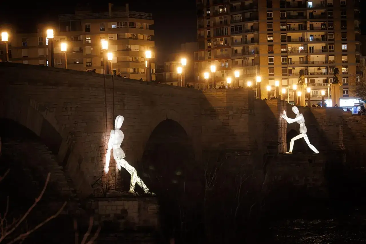 Figuras luminosas en el puente de Piedra, Zaragoza luce 2026.