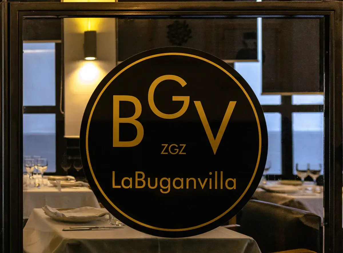 Logo BGV ZGZ LaBuganvilla en un restaurante con mesas puestas. Ideal para el menú del día.