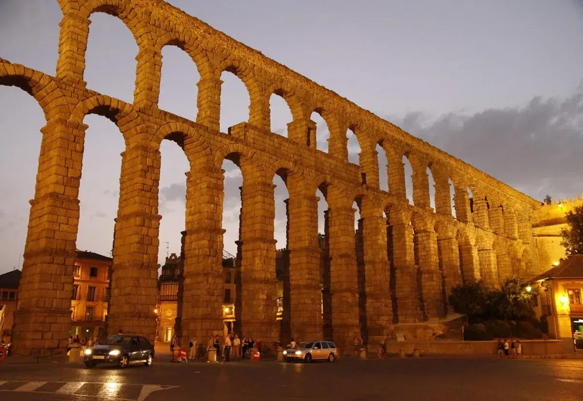 El Acueducto de Segovia, una maravilla que ver en Segovia, ilumina la noche con sus arcos monumentales.