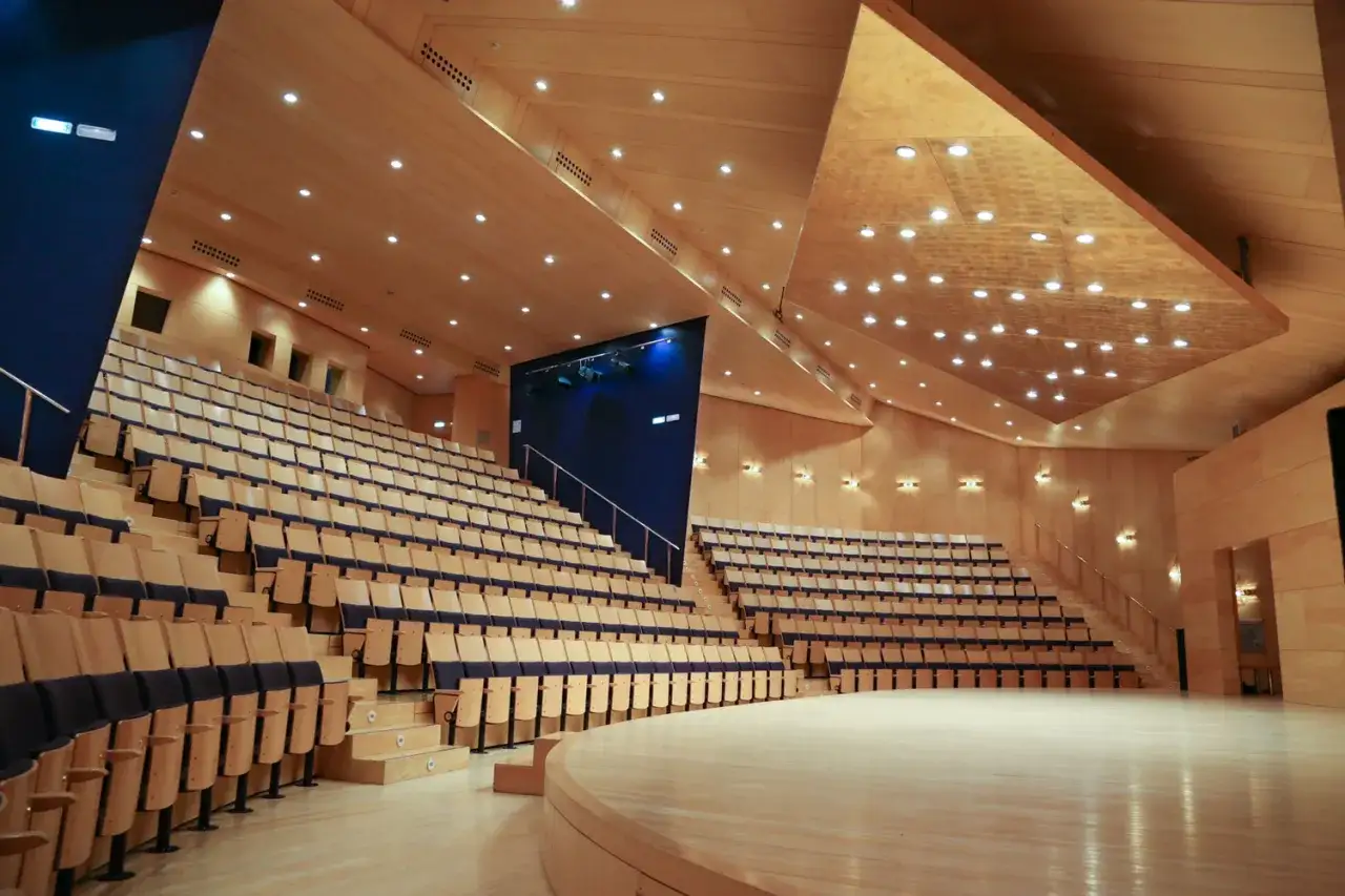 Asientos de madera y azul en un auditorio moderno, listo para grandes conciertos en el auditorio de Zaragoza.