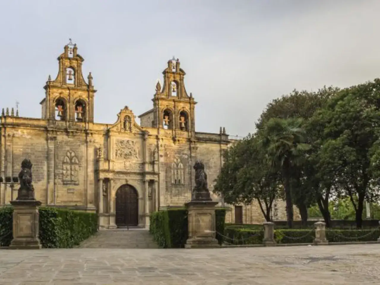 Impresionante fachada de la Iglesia de San Juan de Dios en Úbeda, un lugar clave que ver en Úbeda y Baeza.