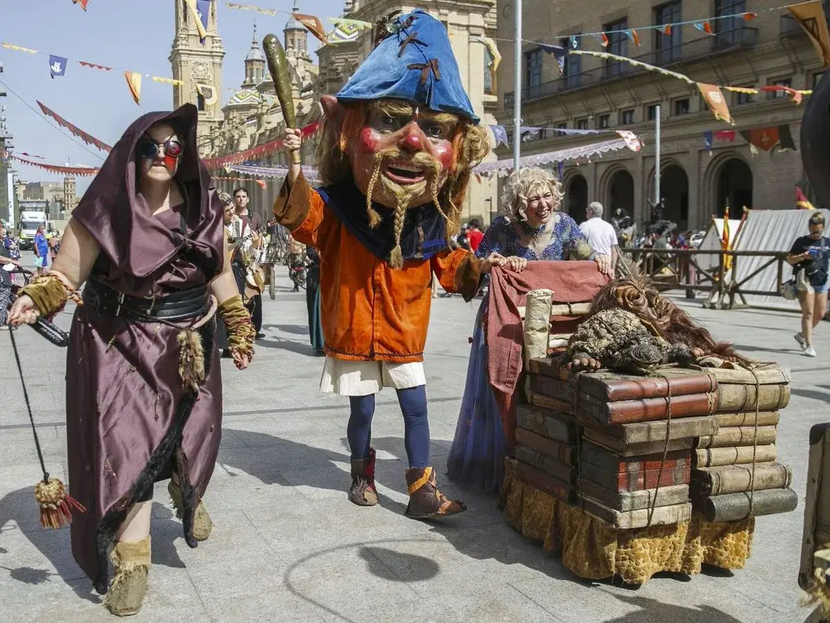 Personajes fantásticos y un dragón de libros en la feria medieval Zaragoza.