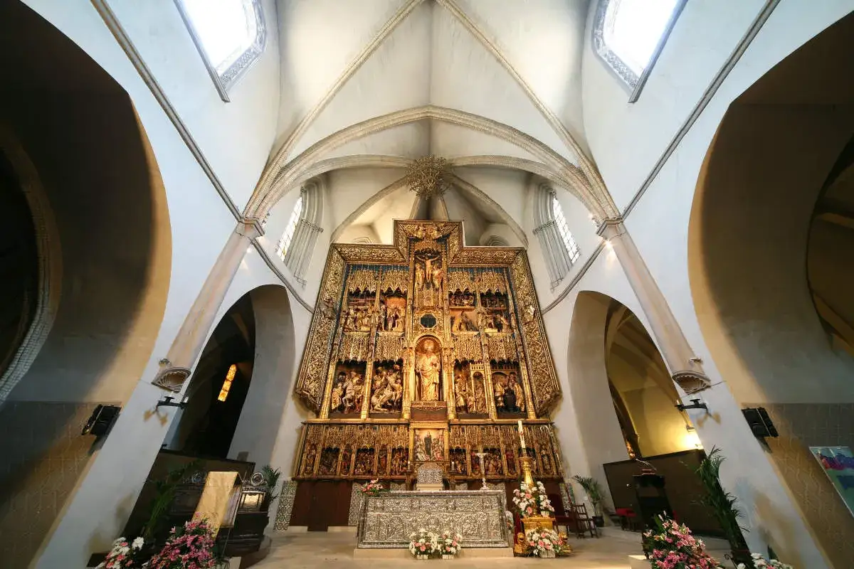 Retablo dorado y altar en la iglesia de San Pablo de Zaragoza, con arcos góticos y luz natural.