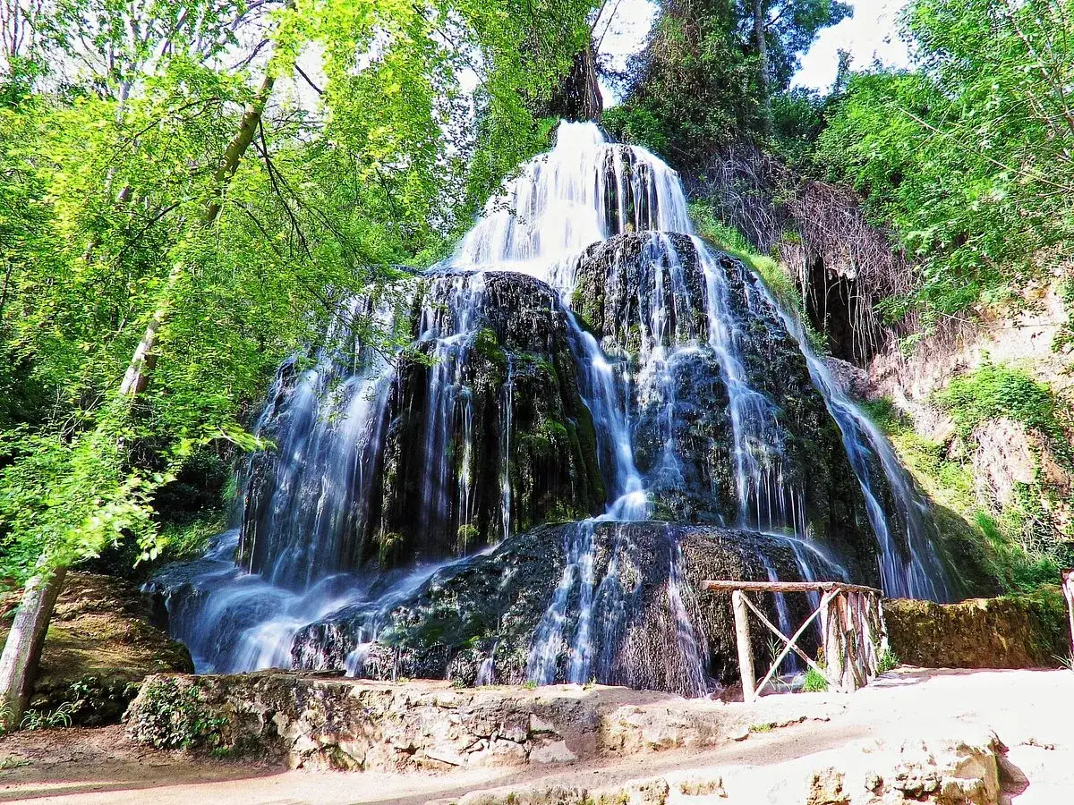 Cascada espectacular, ideal para descubrir qué ver cerca de Calatayud. Un rincón natural de ensueño.
