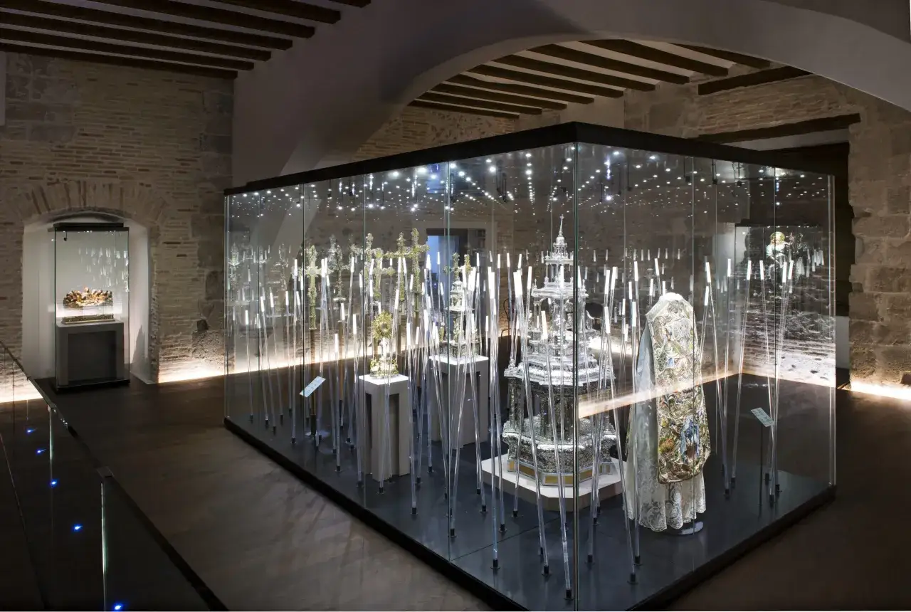 Exhibición de orfebrería y vestimentas litúrgicas en el museo alma mater.