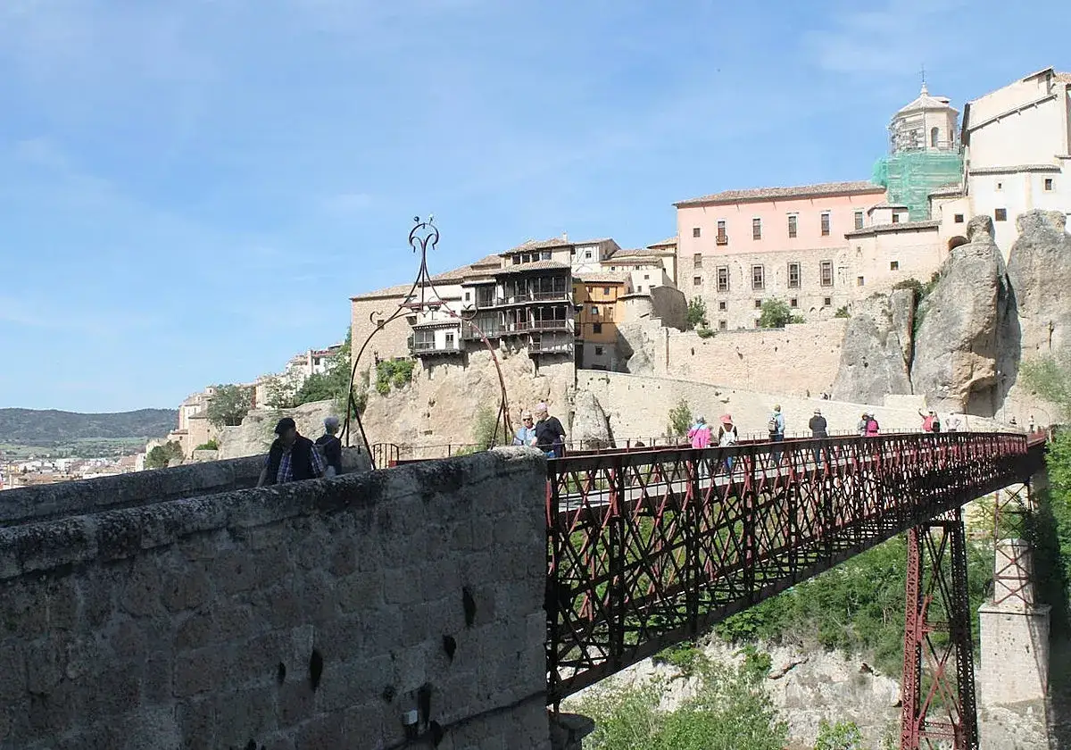 Puente de San Pablo, un lugar imprescindible que ver en Cuenca, con casas colgantes al fondo.