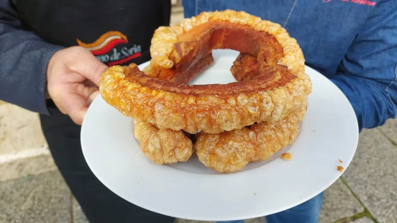 El mejor torrezno de Zaragoza, crujiente y dorado, servido en plato blanco.