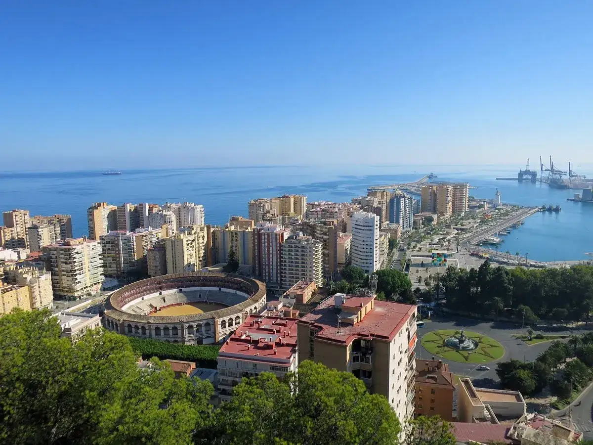 Vista panorámica de Málaga con su plaza de toros, el puerto y el mar. Lugares imprescindibles de Málaga para disfrutar.