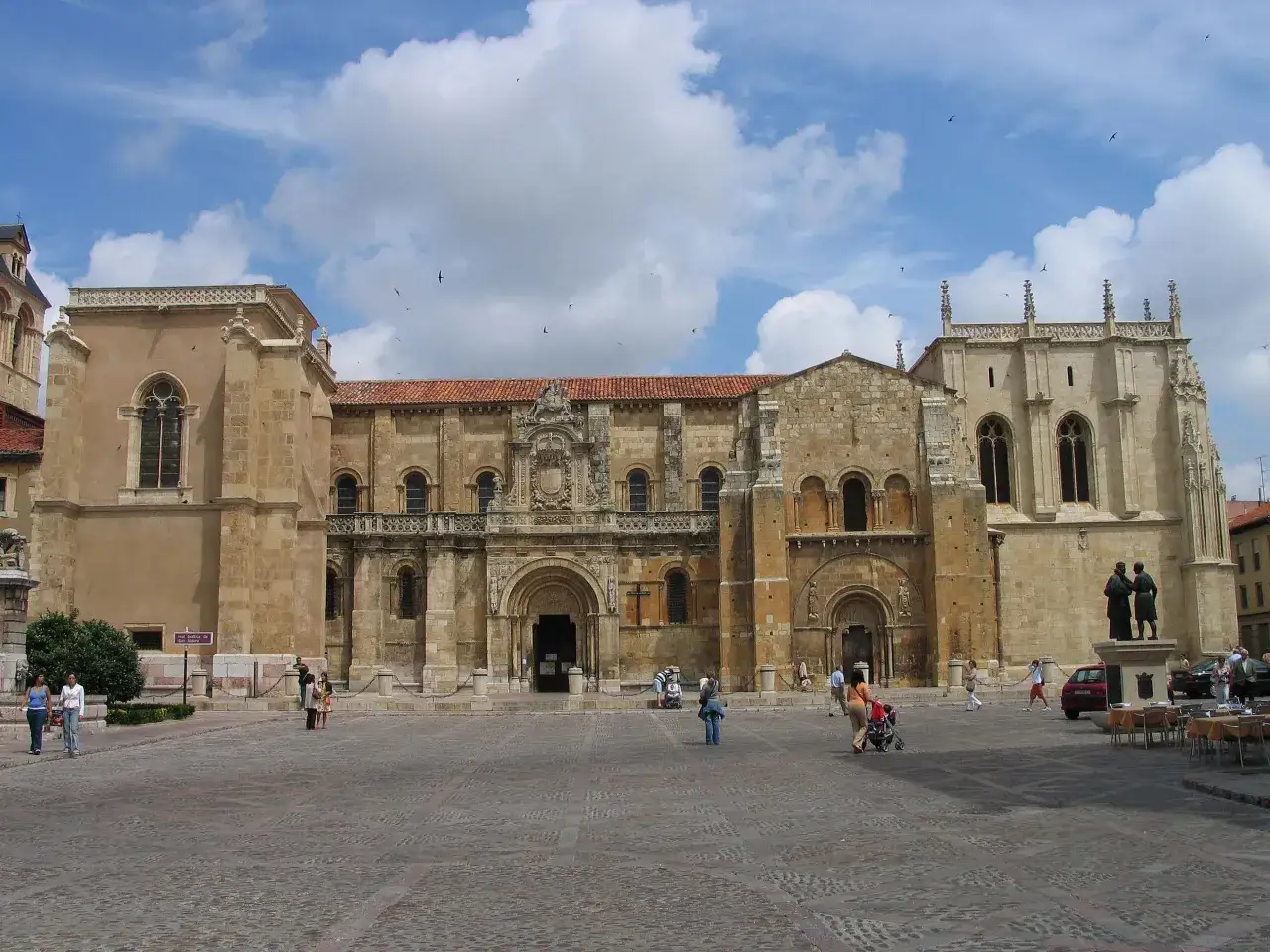 La Plaza de San Isidoro, un lugar imprescindible que ver en León, con su imponente basílica y gente paseando.