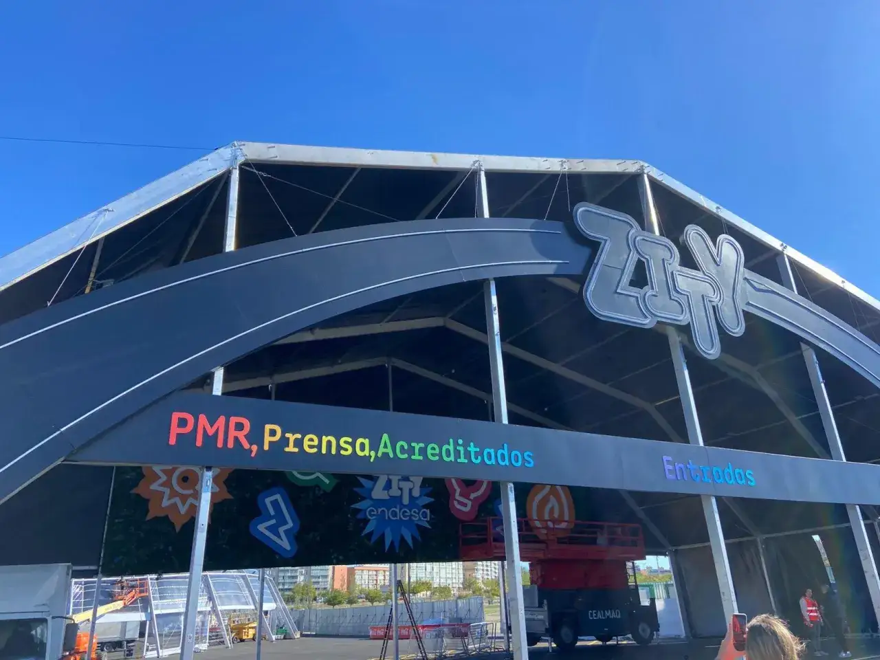 Entrada a las ferias Valdespartera. Señalización para PMR, Prensa, Acreditados y Entradas.