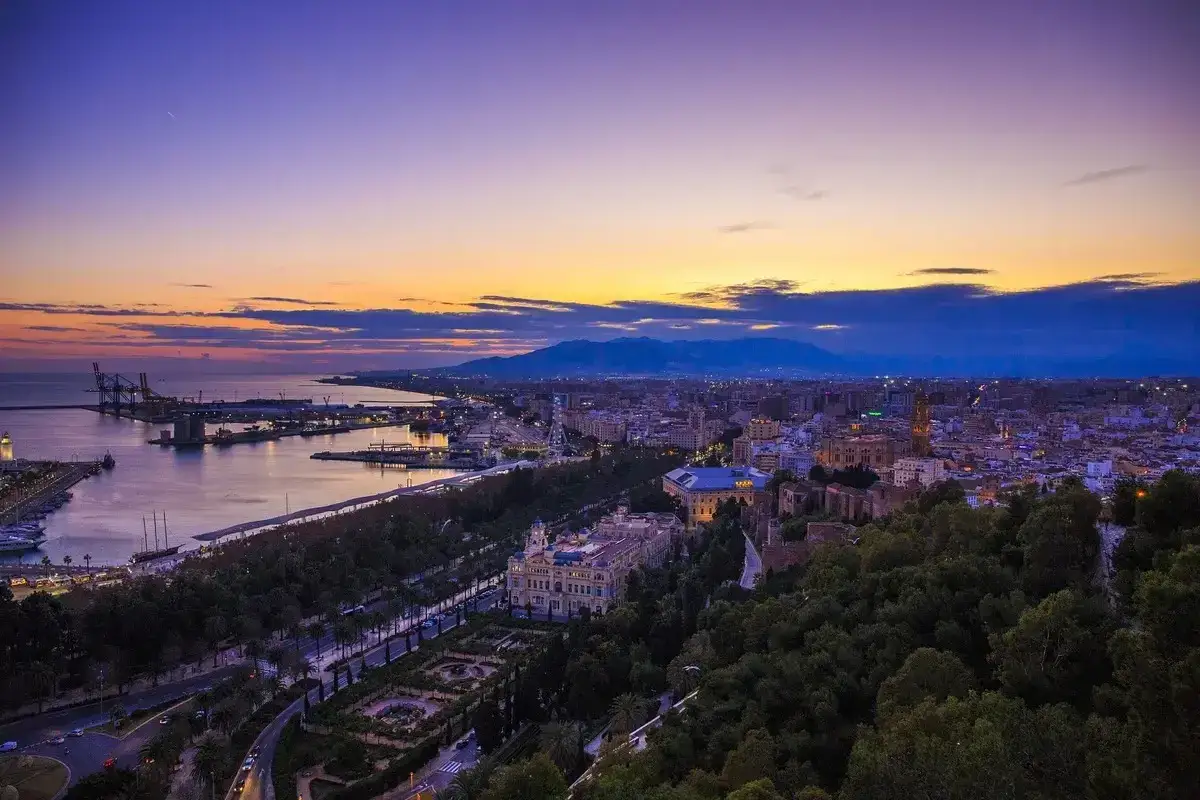 Atardecer sobre Málaga, con su puerto, el casco antiguo y el castillo. ¡Muchas cosas que ver en Málaga!