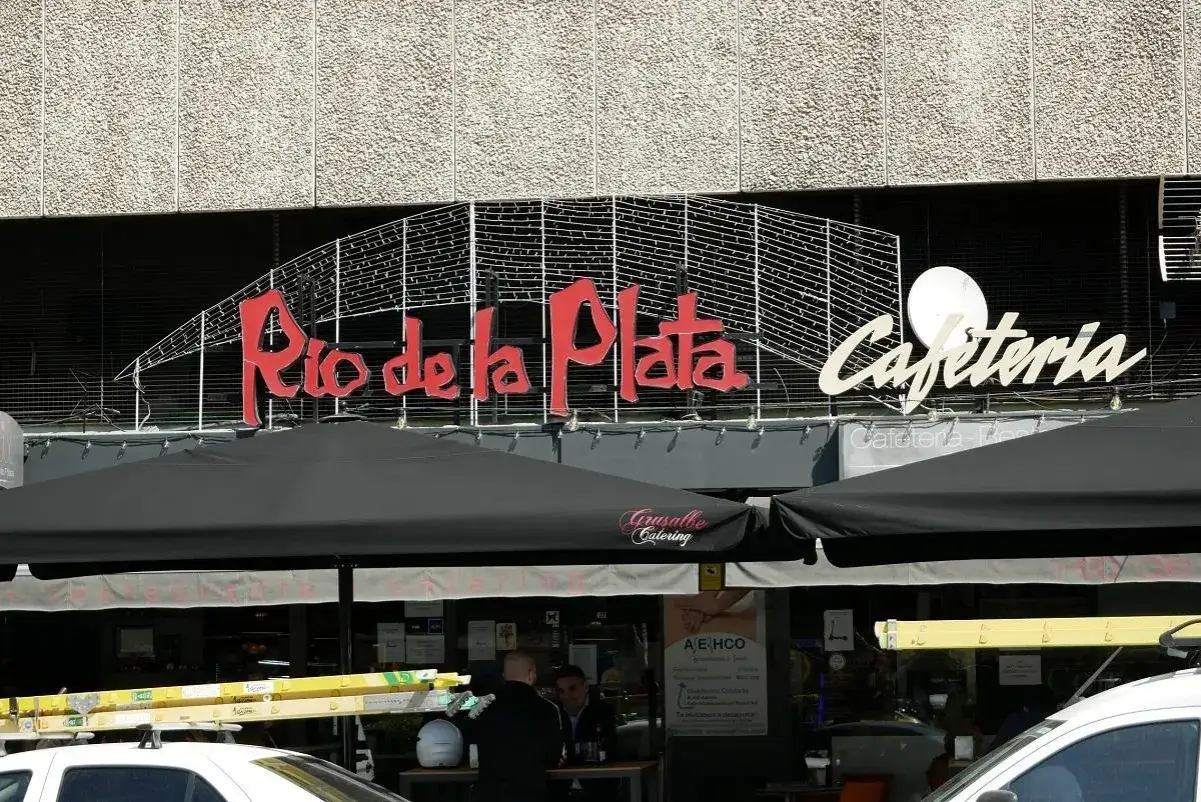 Restaurante Rio de la Plata, una cafetería en Zaragoza, con toldos negros y luces decorativas.