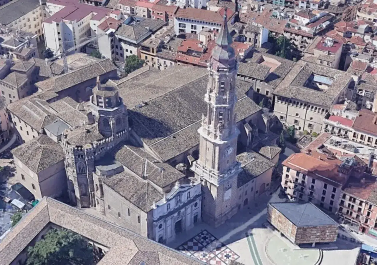Vista aérea de la plaza de la Seo en Zaragoza, destacando la imponente Basílica del Pilar y su torre.