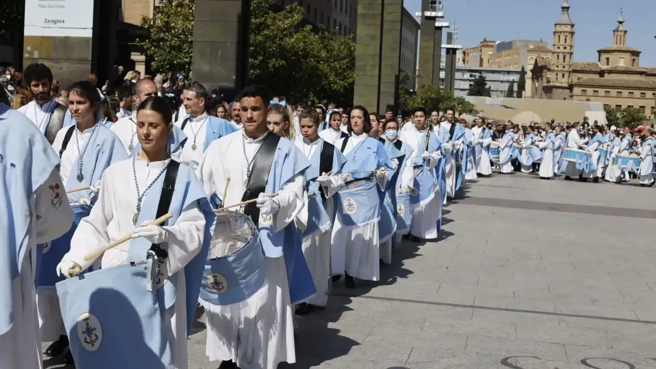 Procesión de tambores en Zaragoza, domingo de resurrección.