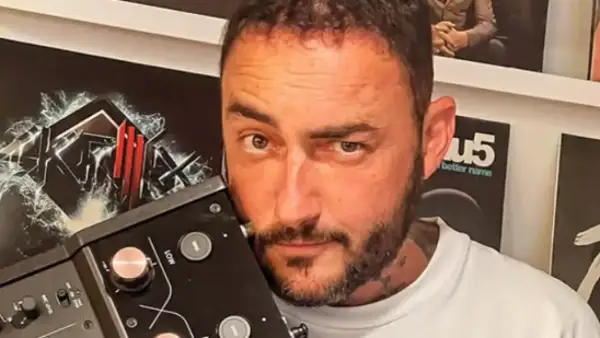 DJ Nano Zaragoza, listo para la fiesta con su equipo.