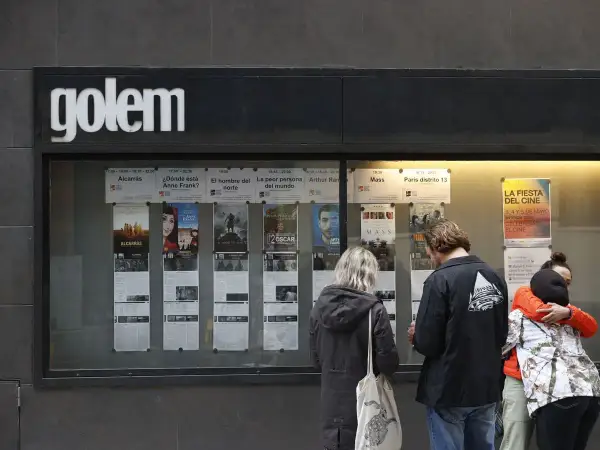 Cartelera del cine Golem, con anuncios de películas y un cartel de "La Fiesta del Cine" en Zaragoza.