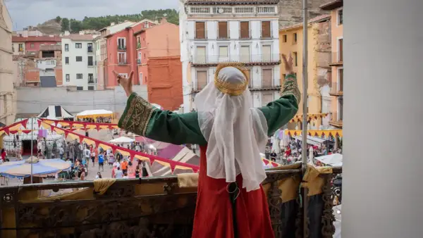Una figura con corona y velo blanco, vestida con túnica verde y roja, celebra las alfonsadas Calatayud.