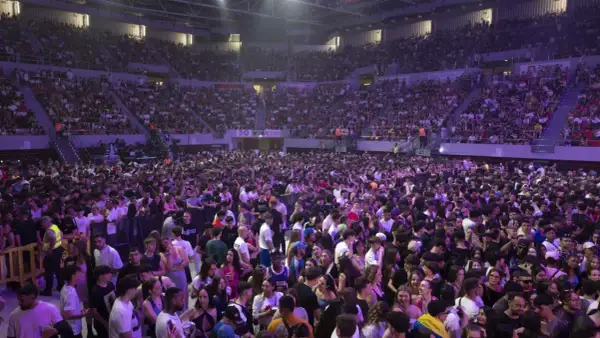 Multitud vibrante en el Pabellón Príncipe Felipe para disfrutar de conciertos. El recinto está lleno de gente, creando un ambiente festivo.