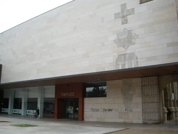 Fachada del centro de historias Zaragoza, con una tienda y grafitis.