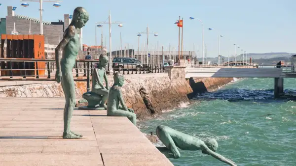 Esculturas de niños junto al mar, un clásico que ver en Santander. El agua turquesa y el paseo invitan a pasear.