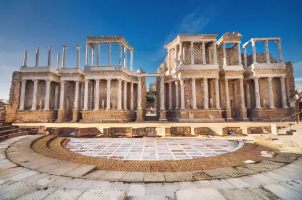 El Teatro Romano de Mérida, una maravilla que ver en Mérida, con su imponente graderío y escenografía clásica bajo un cielo azul.