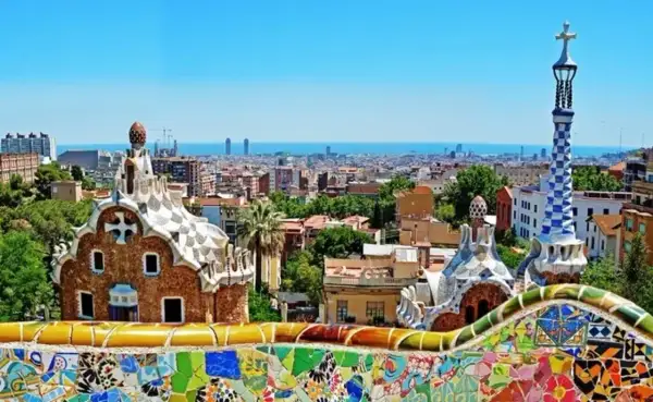 Vista panorámica de Barcelona desde el Park Güell. Arquitectura de Gaudí y el mar Mediterráneo. ¡Imprescindible que ver Barcelona!