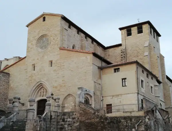La iglesia de San Gil Abad en Zaragoza, con su fachada de piedra, rosetón y torre campanario, se alza imponente.
