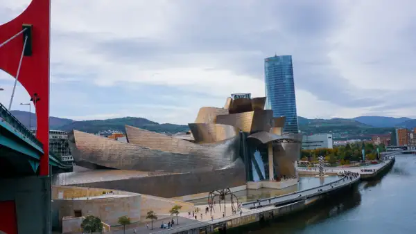 Museo Guggenheim y el puente rojo, icónicos lugares que ver cerca de Bilbao.