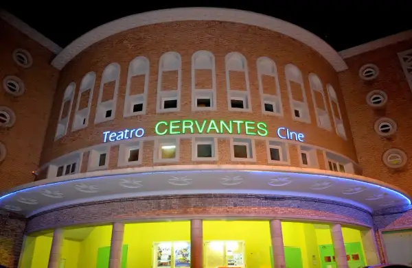 Fachada del Teatro Cervantes Cine en Zaragoza, con su nombre iluminado en neón.