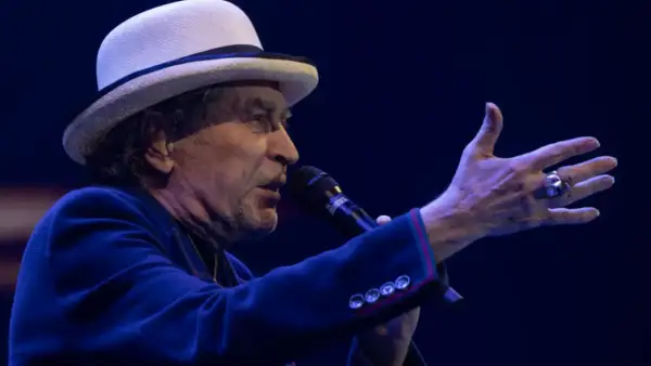 Joaquín Sabina, con su sombrero blanco y chaqueta azul, canta en Zaragoza.