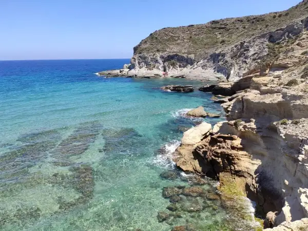 Aguas cristalinas y acantilados en Cabo de Gata. Descubre cómo llegar a este paraíso natural.