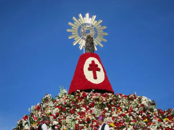Virgen del Pilar adornada con flores, parte de las fiestas del Pilar, donde también hay conciertos.