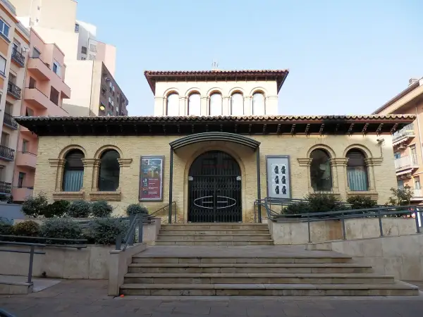 Fachada del teatro Mercado de Zaragoza, con escalinata y arcos de ladrillo.