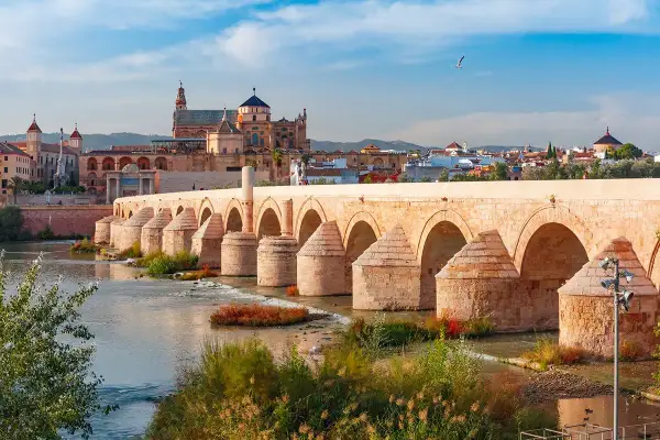 Puente Romano y Mezquita-Catedral de Córdoba, uno de los destinos en tren desde Madrid.