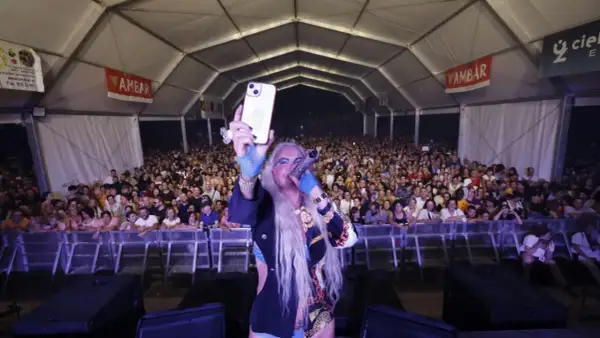 Leticia Sabater en Zaragoza, actuando ante una multitud e inmortalizando el momento con su móvil.