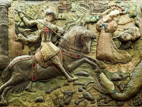 Relieve de San Jorge luchando contra el dragón, con la princesa a salvo. Una escena épica de España.