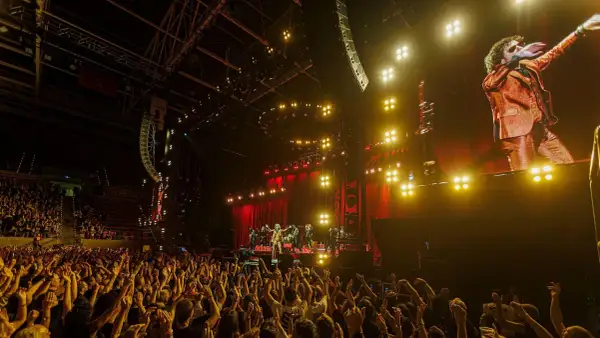 Enrique Bunbury en Zaragoza, un concierto multitudinario con el artista en el escenario y su imagen gigante en la pantalla.