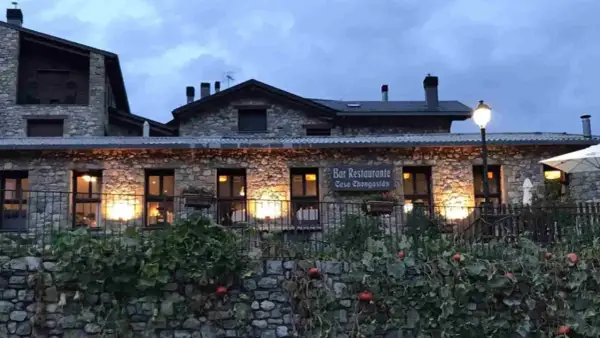 Casa Chongastán, un acogedor bar restaurante en Benasque, invita a cenar bajo la luz cálida de sus ventanas.