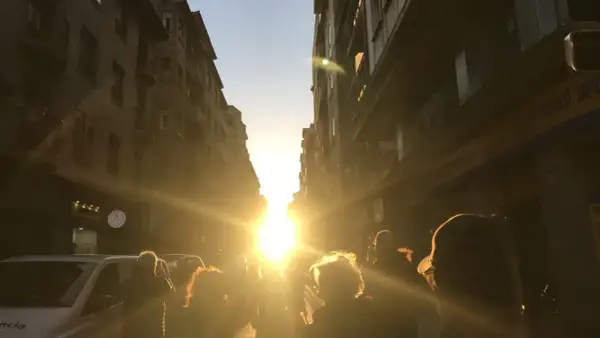 El sol del solsticio de invierno ilumina Zaragoza, creando un espectáculo de luz entre los edificios.