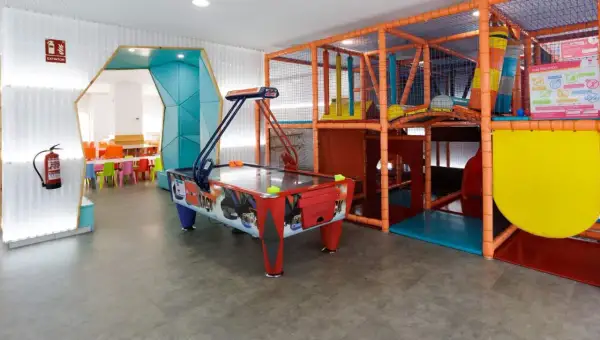 Zona de juegos infantiles con futbolín, hinchables y zona de descanso. ¡Ideal para una valdesparty en Zaragoza!